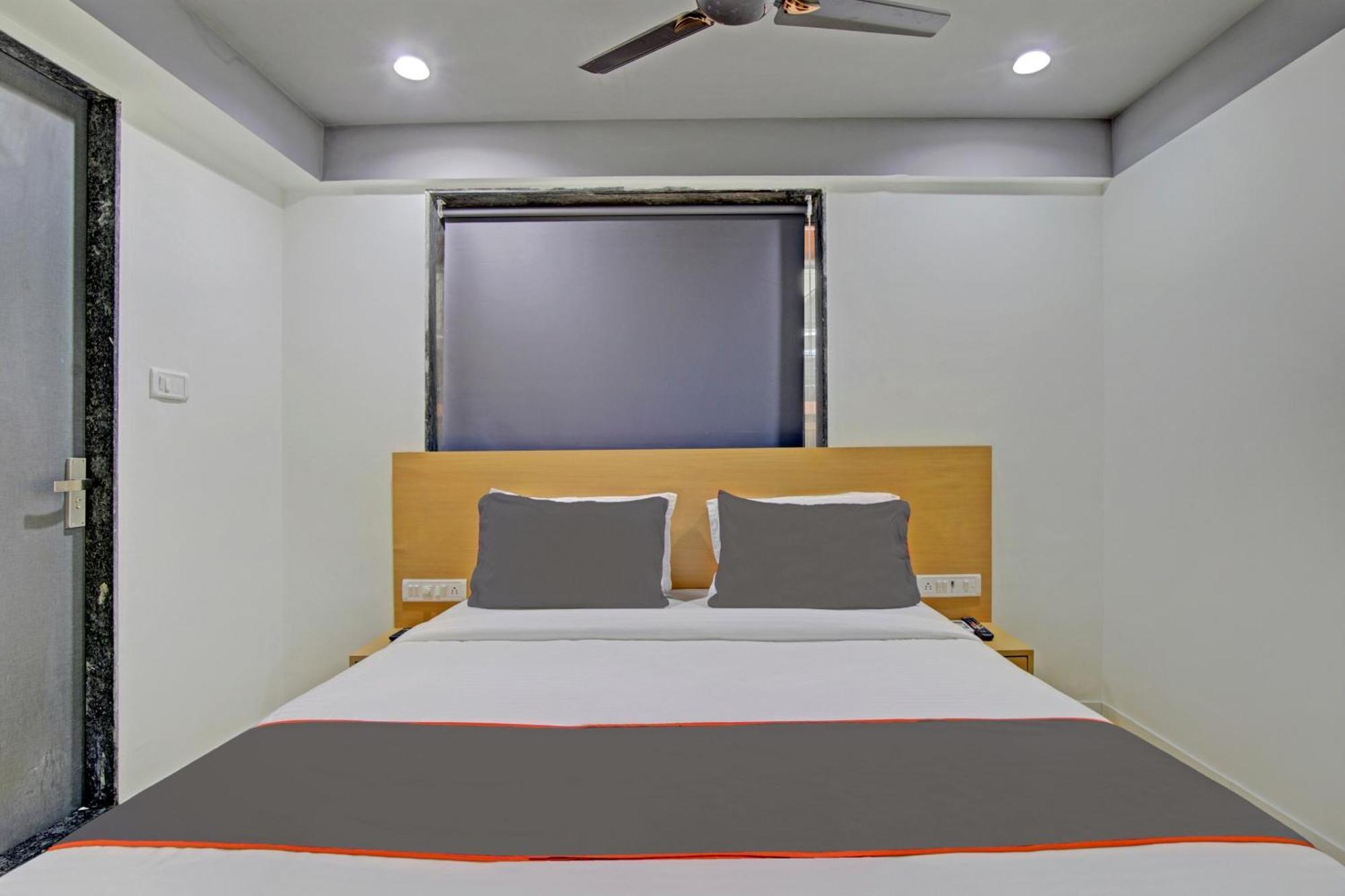 Collection O De'Pearl Hotel Surate Extérieur photo